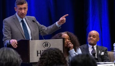 Democrats disagree over abolishing or reforming ICE at DNC meeting