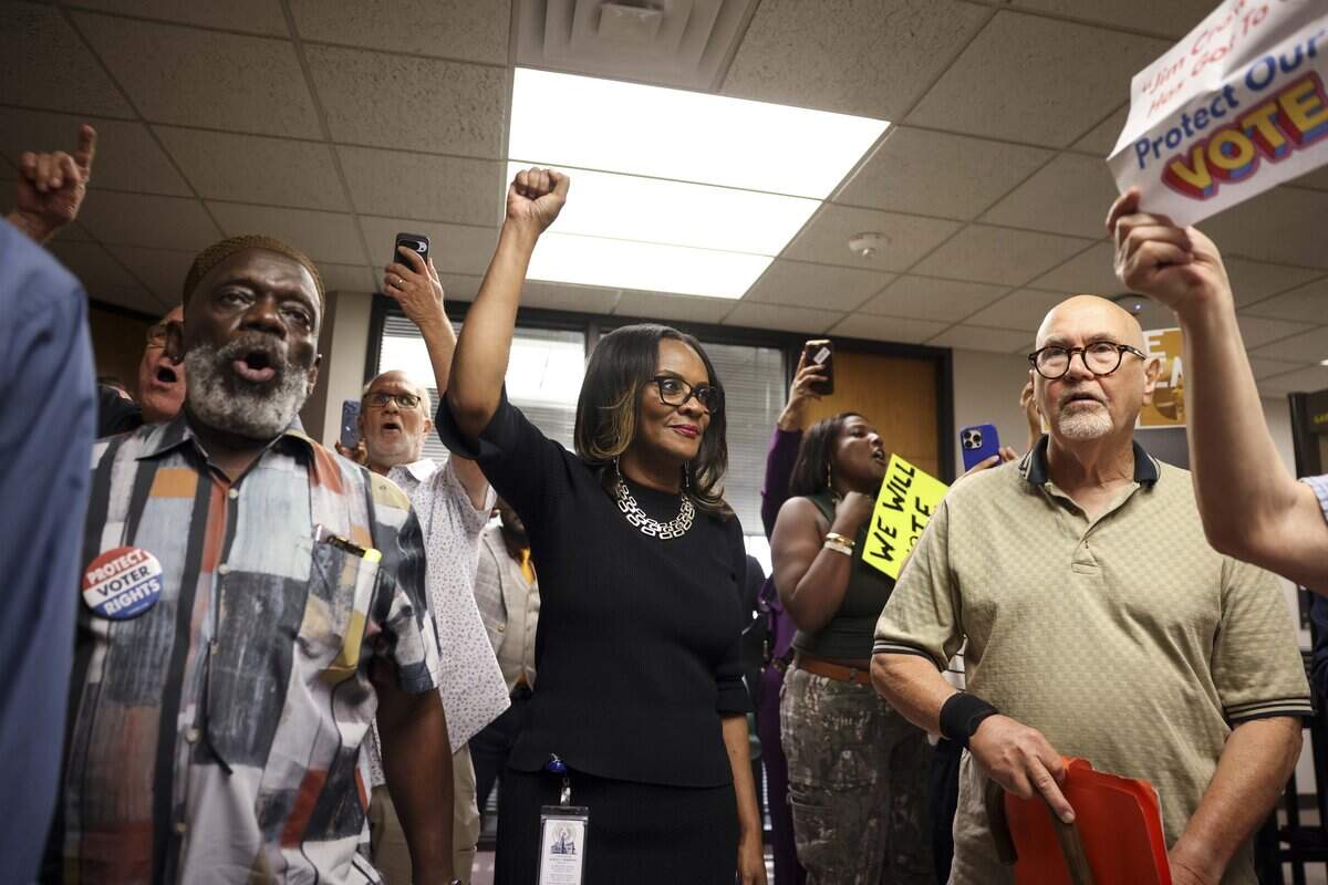 Tarrant County Commissioner Alisa Simmons joins protesters outside of the Tarrant County Commissioners Court chambers after they are kicked out on Tuesday, Aug. 4, in Fort Worth.