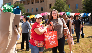 HEB representative handing student a bag
