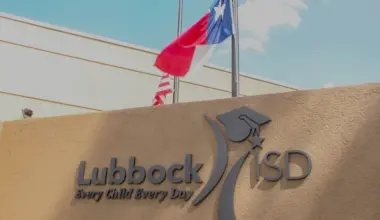 As school libraries are pushed to remove books, a West Texas district stands by its library council