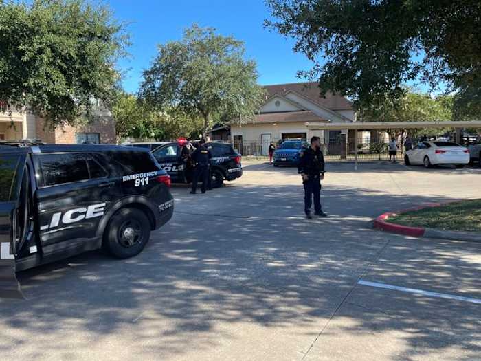 Man killed, another male injured in shooting at southwest Houston apartment complex