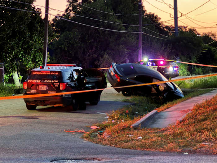 19-year-old shot in apparent robbery attempt in Houston’s South Side