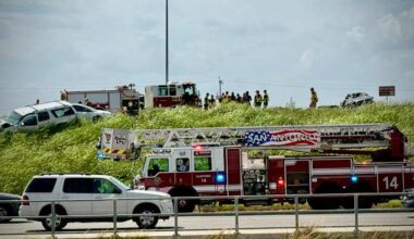 2 children ejected in U.S. 281 crash that closed northbound lanes for hours, police say
