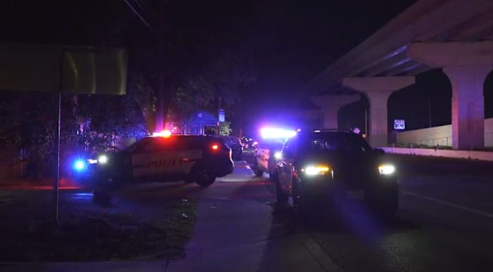 2 seriously injured after shooting outside Northeast Side apartment complex, SAPD says