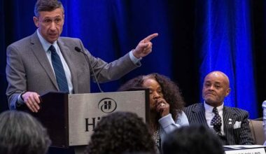 Democrats disagree over abolishing or reforming ICE at DNC meeting