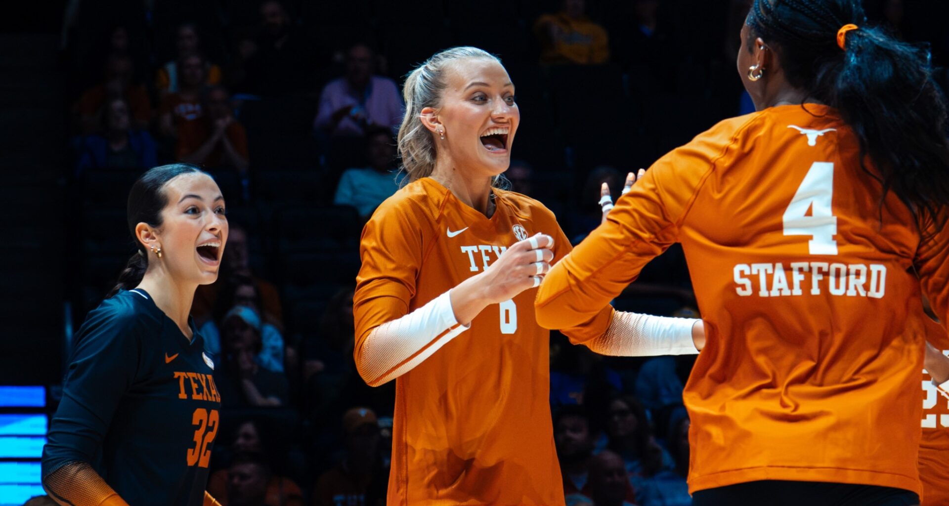 Texas survives Marquette in five sets, Pitt sweeps Xavier in final day of AVCA first serve