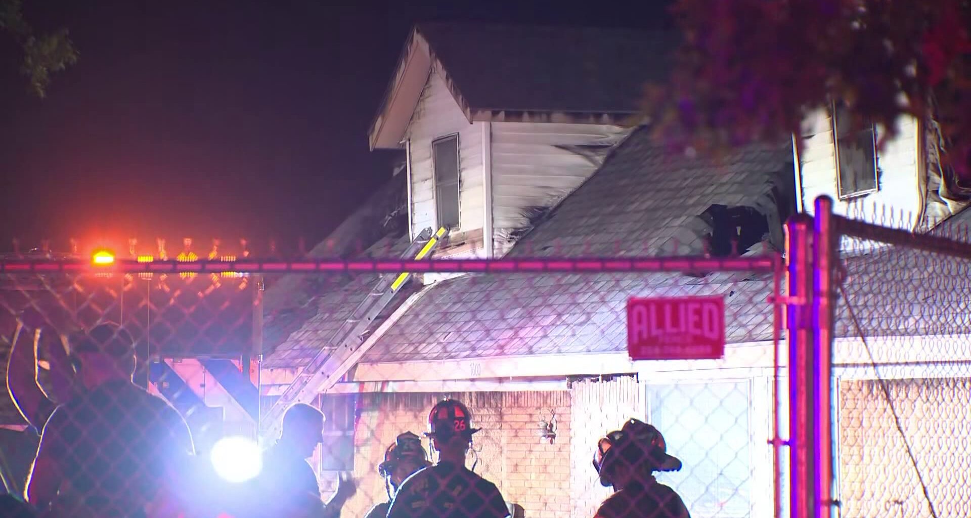 2 Fort Worth firefighters injured during overnight house fire