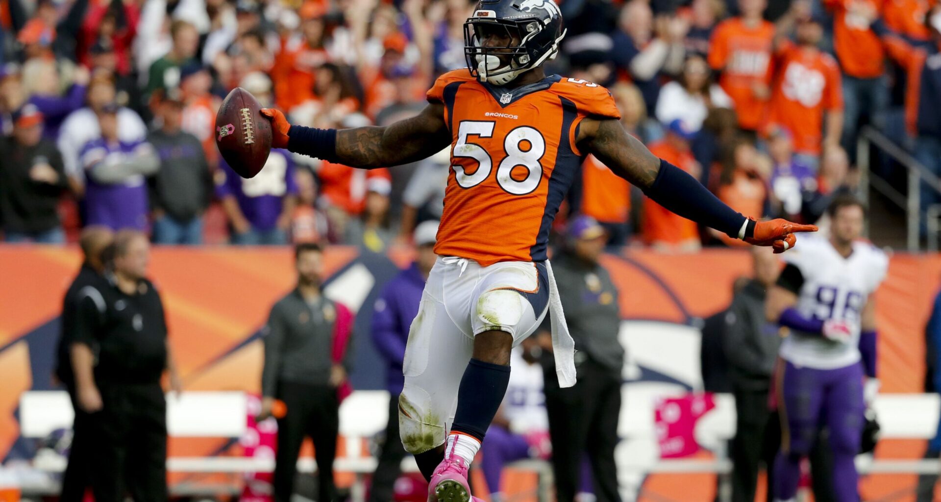Dallas Cowboys sign veteran pass rusher Von Miller