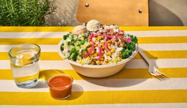 Cava lays down roots in Bellaire Triangle Shopping Center