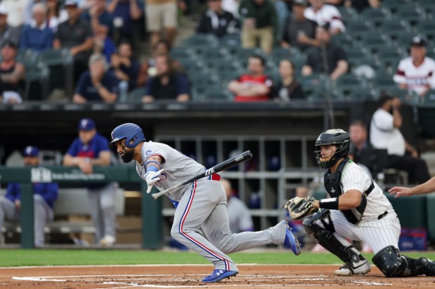 Rangers shortstop Ezequiel Duran (20) grounds into a force out allowing Rangers designated hitter Joc Pederson (3) to score during the first inning against the White Sox at Rate Field Aug. 24, 2026 in Chicago. (Armando L. Sanchez/Chicago Tribune)