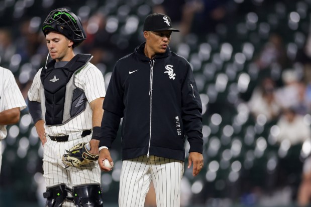 White Sox manager Will Venable (1) stands on the mound after taking out White Sox pitcher Trevor Richards (43) during the ninth inning against the Rangers at Rate Field Aug. 24, 2026 in Chicago. (Armando L. Sanchez/Chicago Tribune)