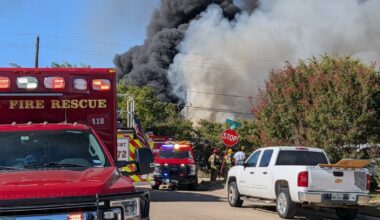 Thick smoke plume rises from southwest Dallas fire