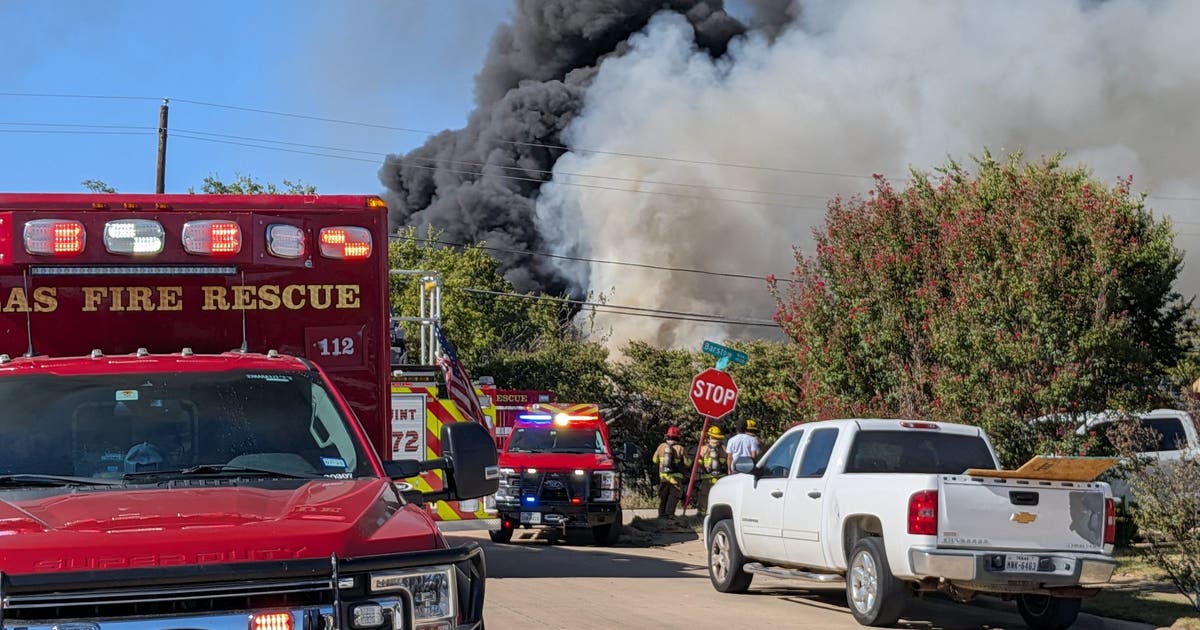 Thick smoke plume rises from southwest Dallas fire