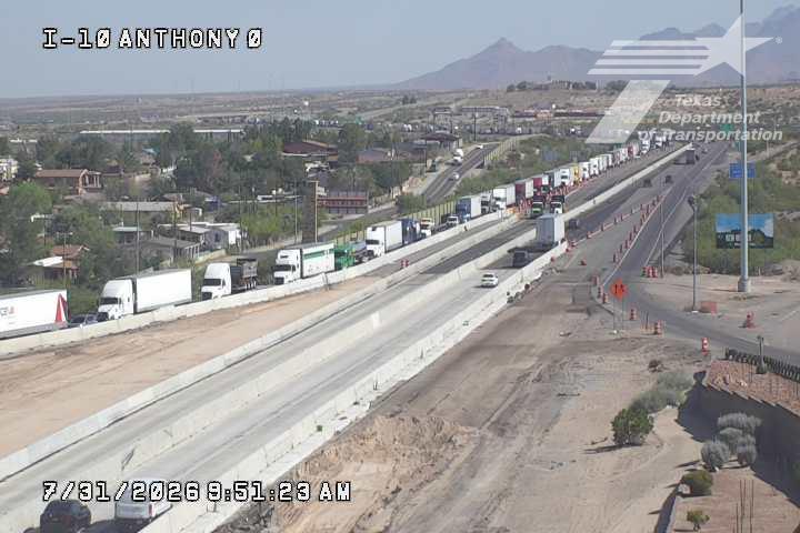 1 dead in crash along Interstate 10 near state line