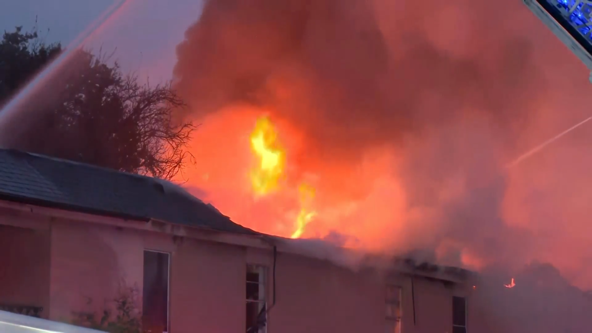 Fort Worth apartment fire as firefighters battle massive blaze – NBC 5 Dallas-Fort Worth