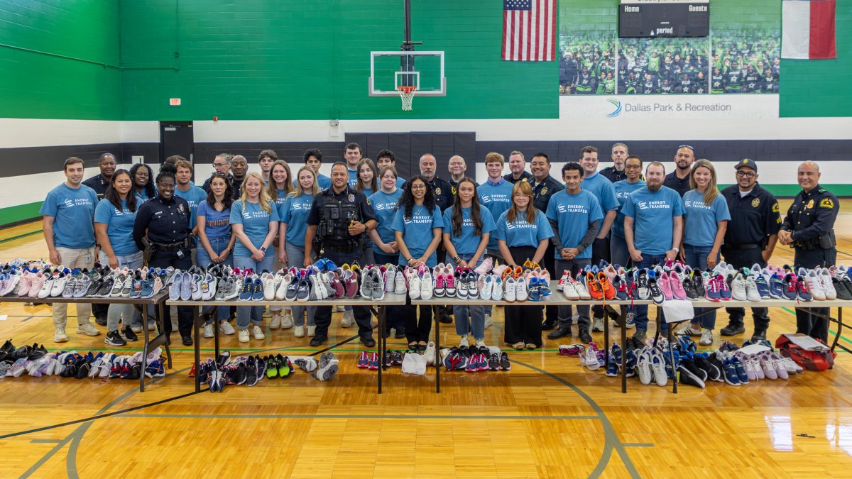 Dallas police and companies give kids new tennis shoes for school – NBC 5 Dallas-Fort Worth