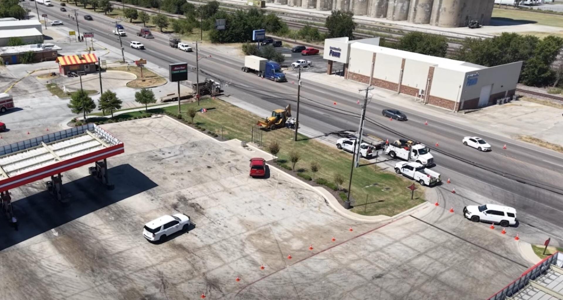 Construction crew damages gas line near Saginaw Blvd, causing road closures, city says