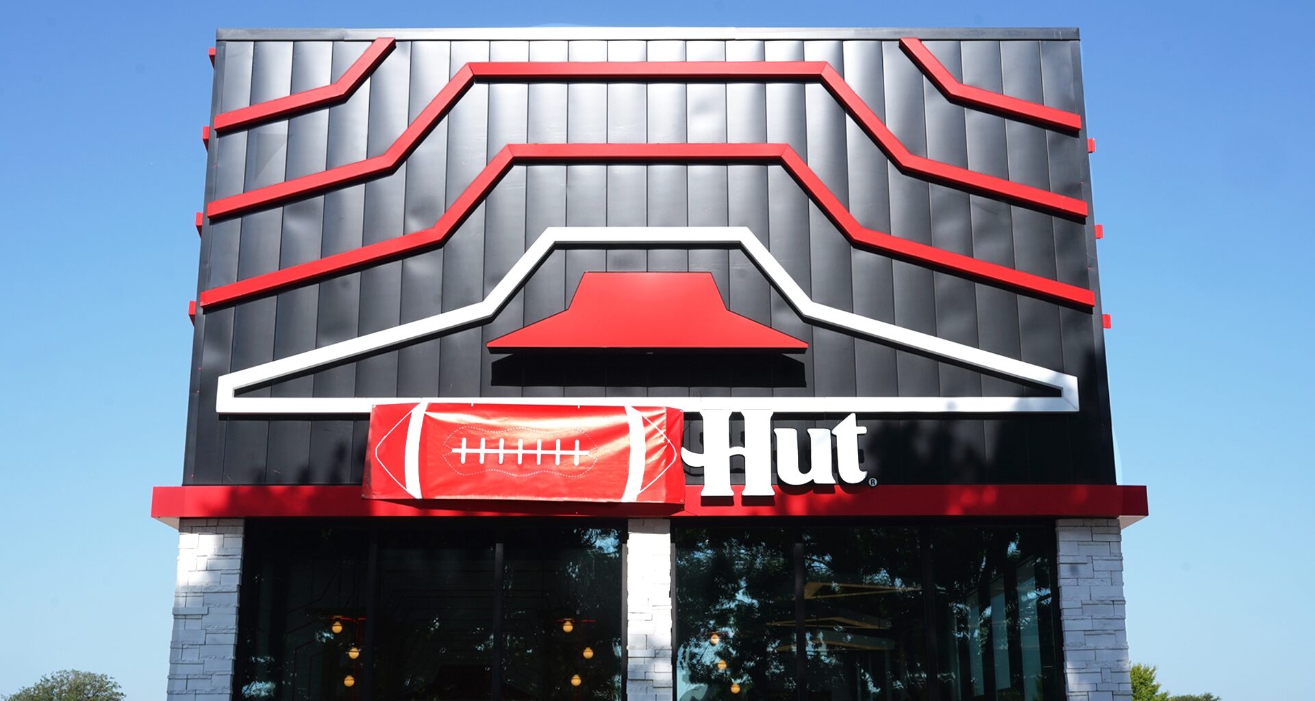Plano-based Pizza Hut drops 'Pizza' to become 'HUT' for football season
