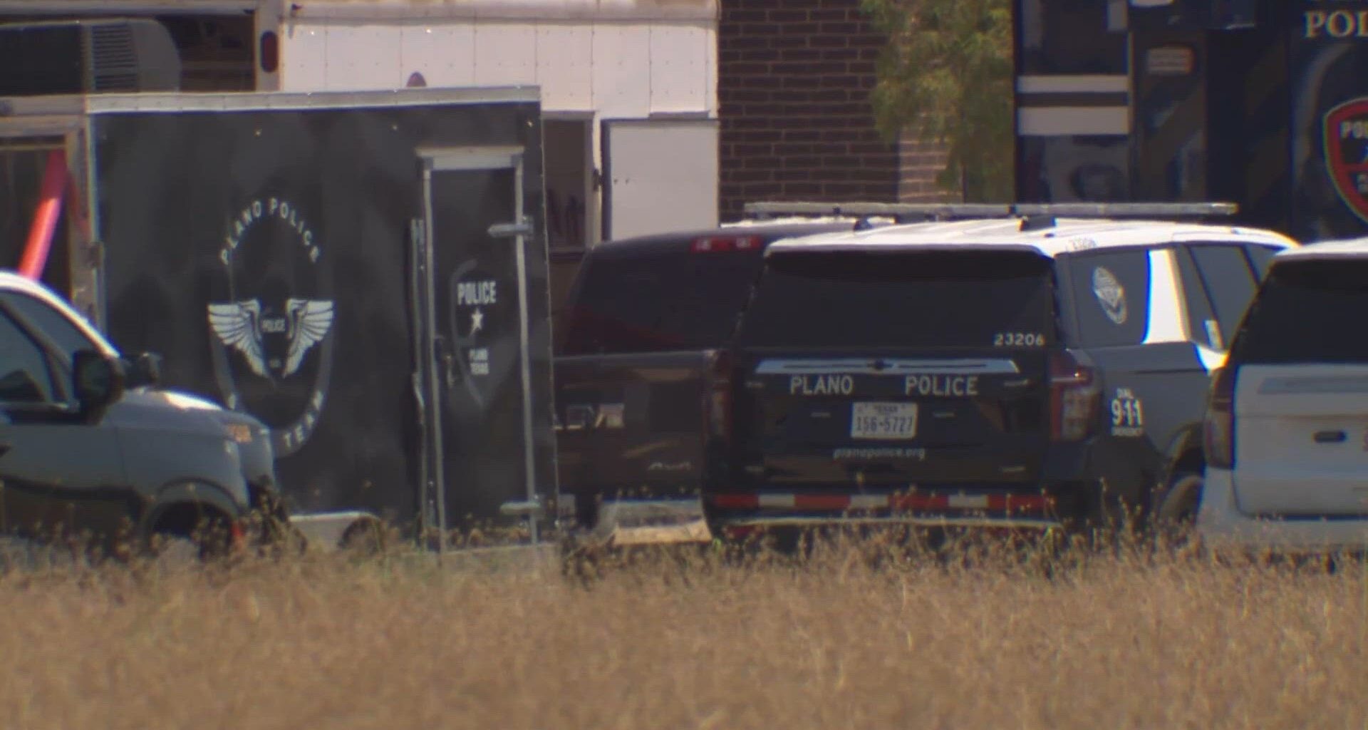 Barricaded man in Plano apartment taken safely into custody, police say