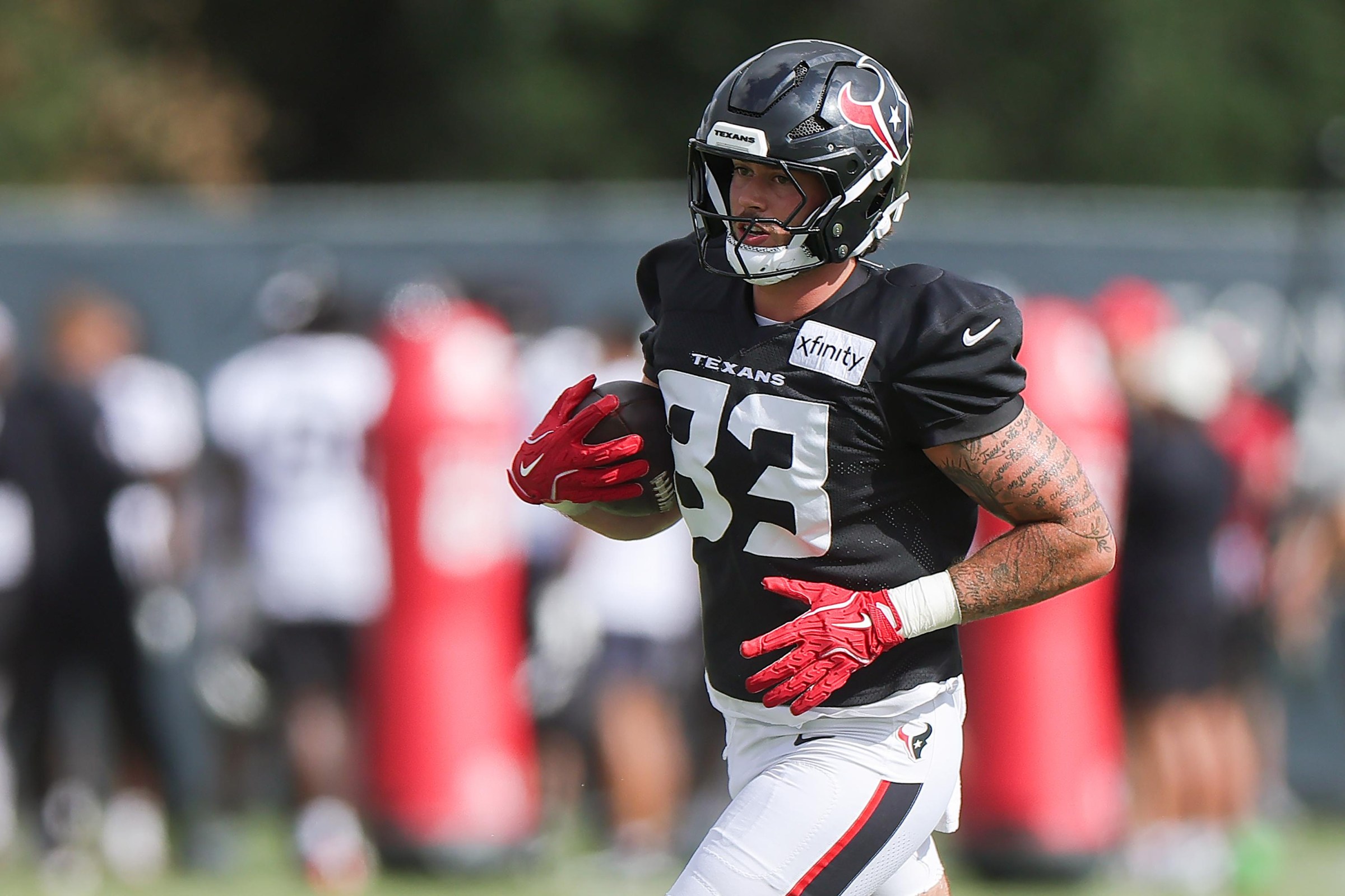 HOUSTON, TEXAS - AUGUST 01: Marlin Klein #82 of the Houston Texans carries the ball during Houston Texans training camp at Houston Methodist Training Center on August 01, 2026 in Houston, Texas. (Photo by Alex Slitz/Getty Images)