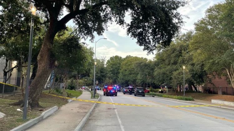 Man killed in shooting on Walnut Bend in southwest Houston, HPD says
