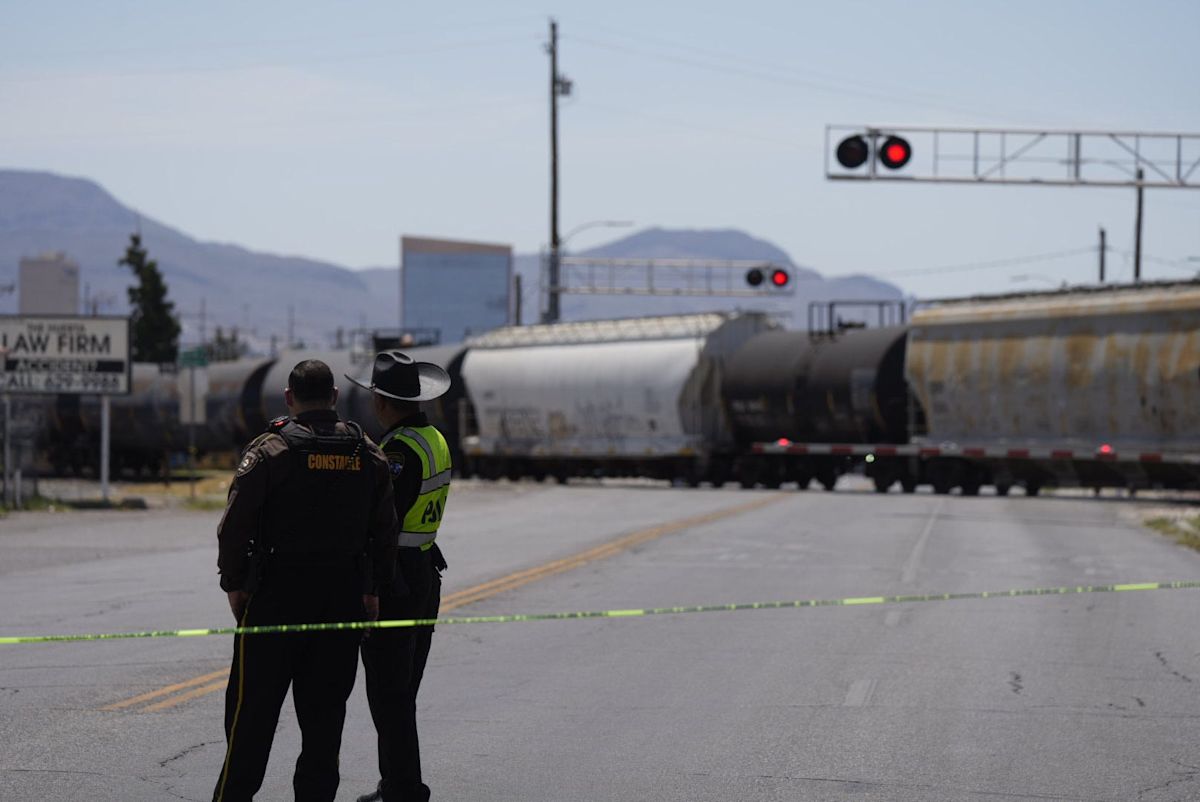 El Paso 18-car train derailment shuts down streets along I-10