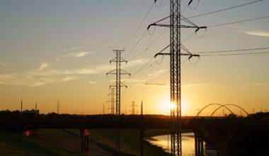 North Texas heat strains equipment, causing Dallas outages and early school pickups