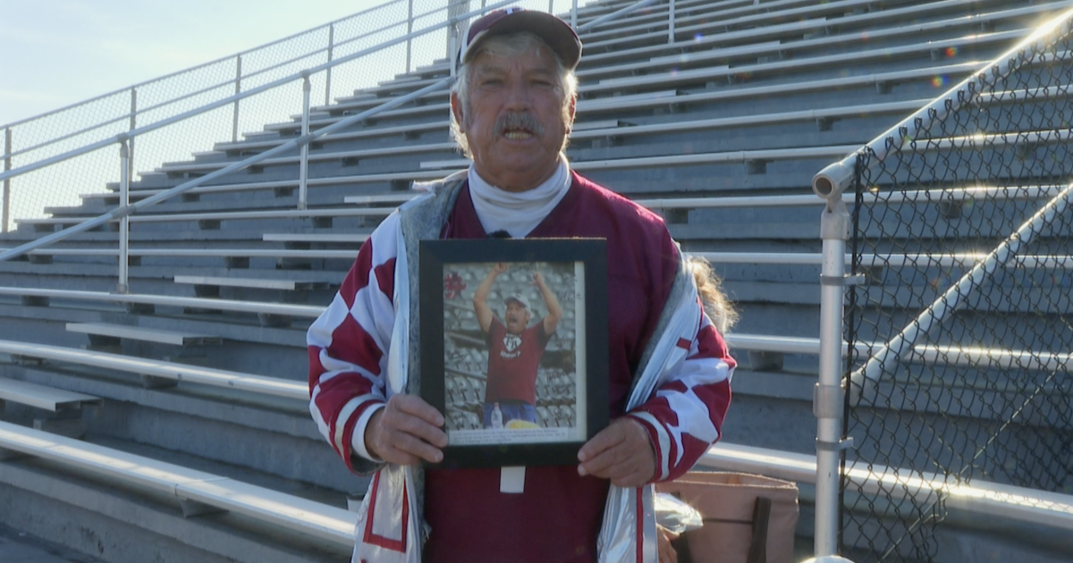 'Mr. Flex' has cheered on the Flour Bluff Hornets for a decade