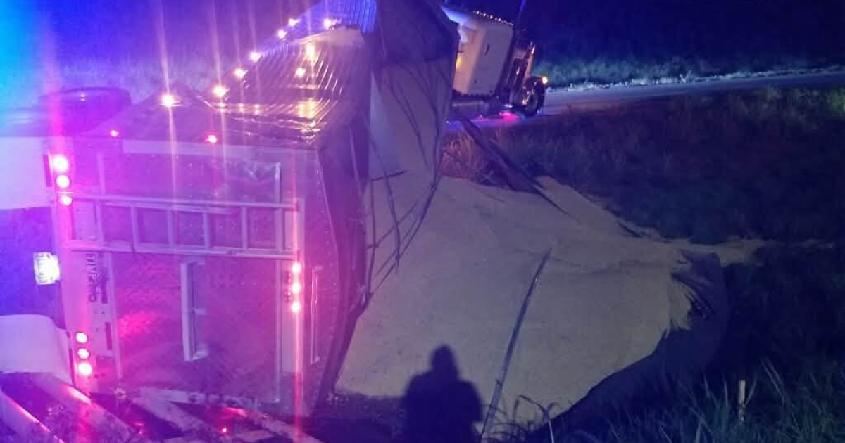 Semi loaded with corn overturns in Sinton Tuesday night