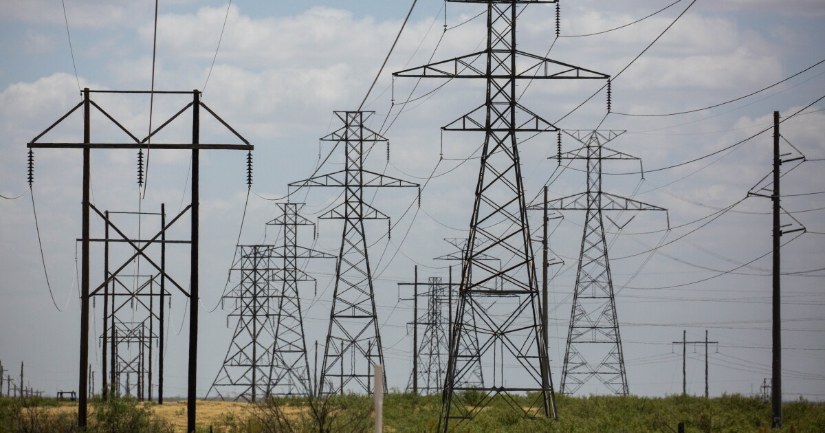 Regulators clear path for bigger transmission lines in Texas