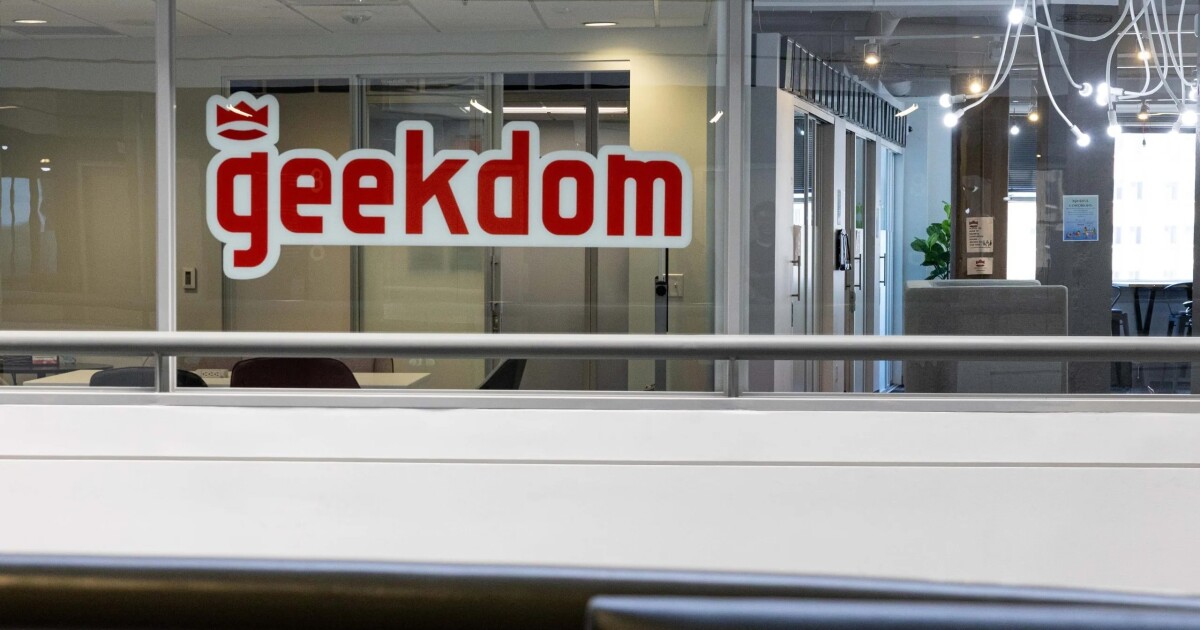Geekdom announces the end of its coworking space. Instead, it will focus on the startup ‘valley of death’.