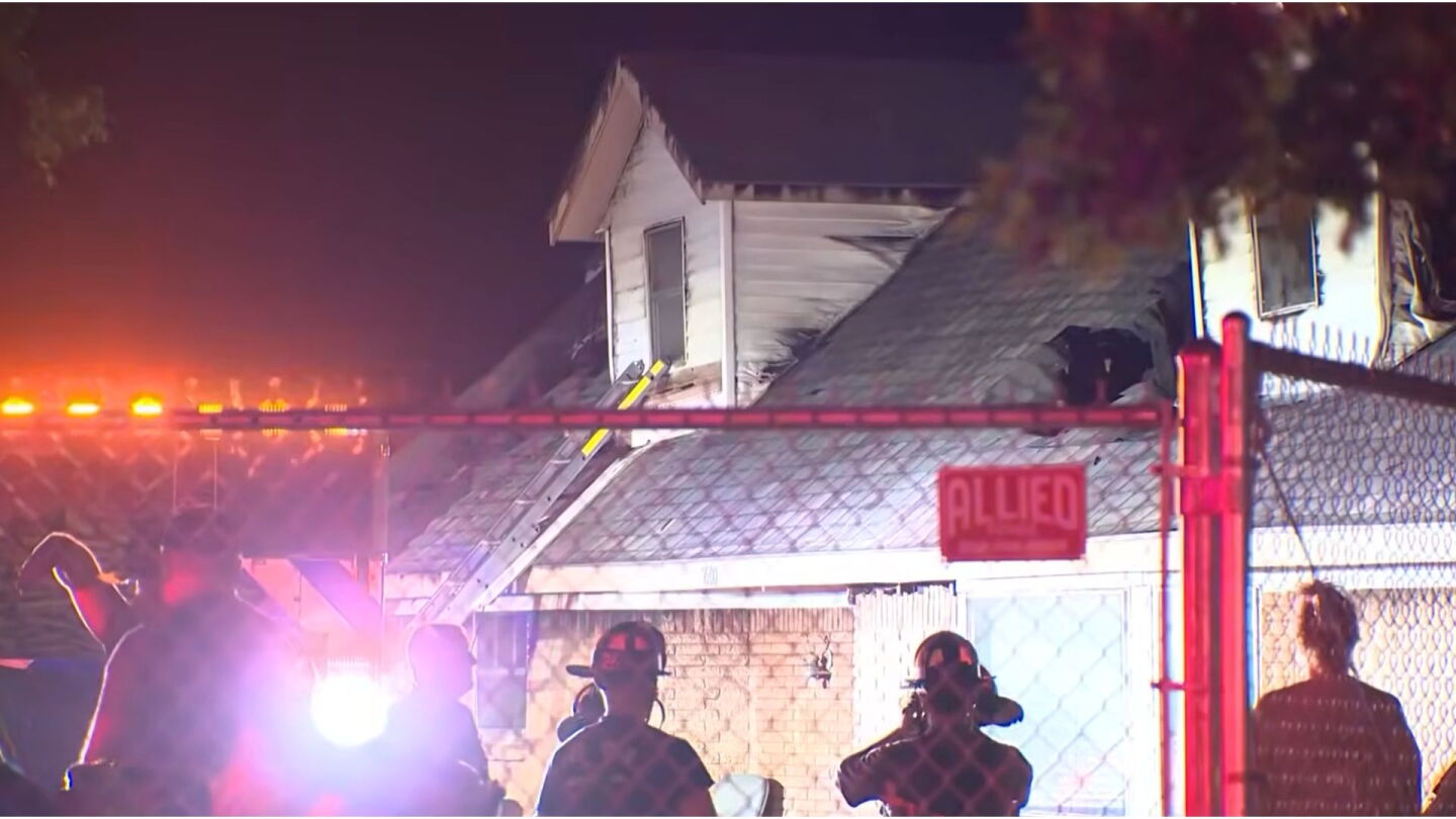 2 Fort Worth firefighters injured in wind-driven house fire mayday