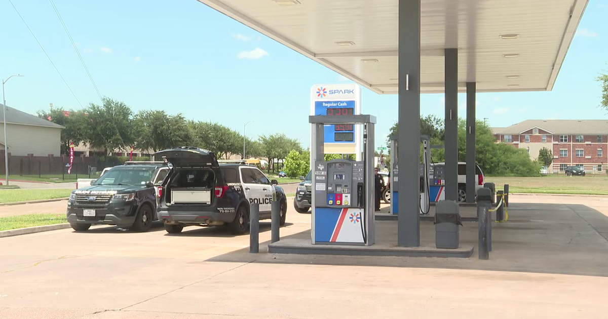 Houston crash: Elderly man killed in auto-pedestrian crash in convenience store parking lot