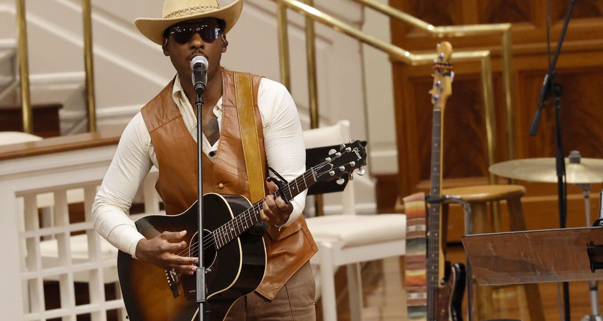 Leon Bridges makes surprise appearance at new Dallas restaurant