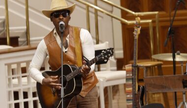 Leon Bridges makes surprise appearance at new Dallas restaurant