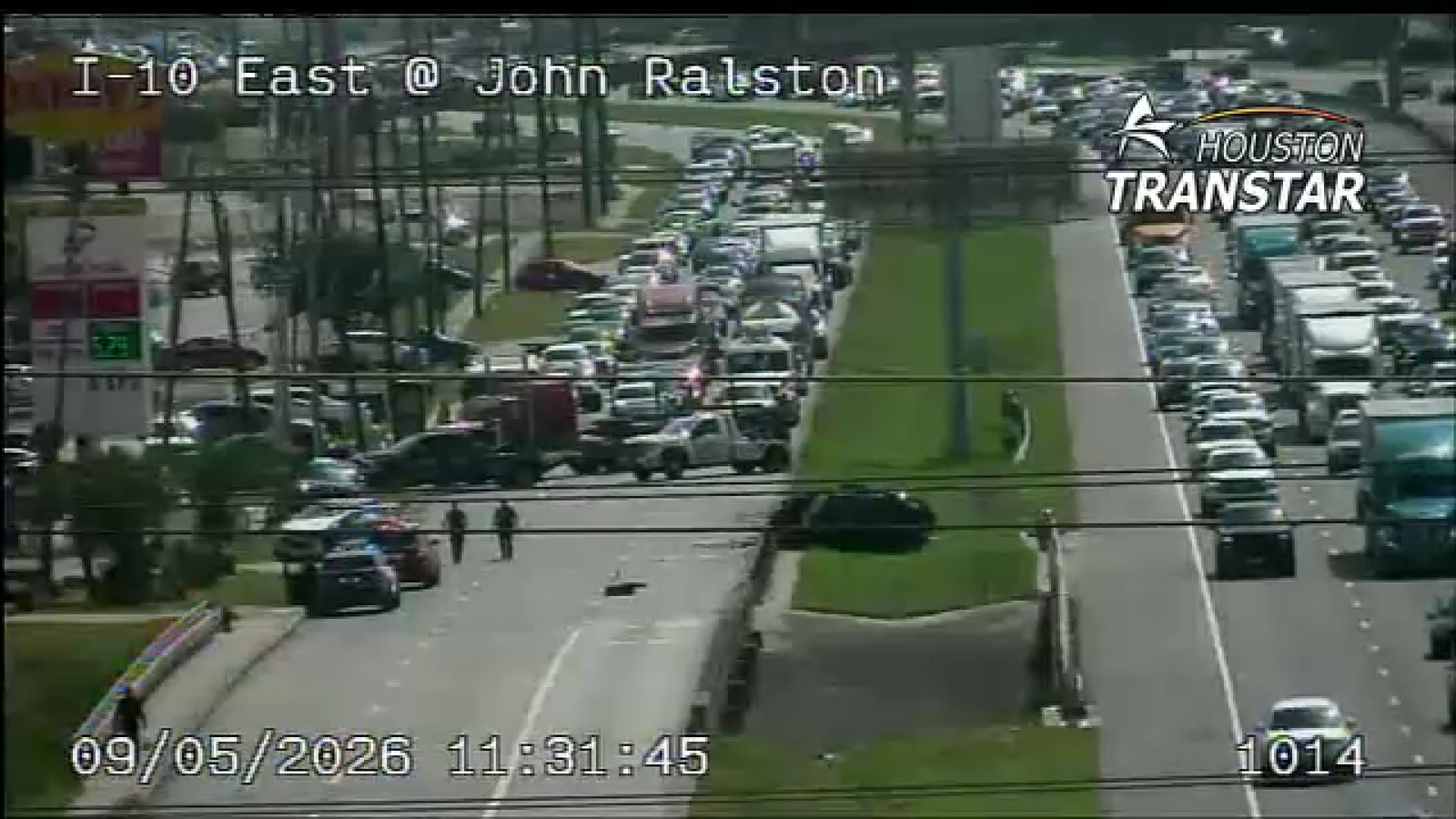 High-speed crash along East Freeway sends 3 people to hospital, HPD says