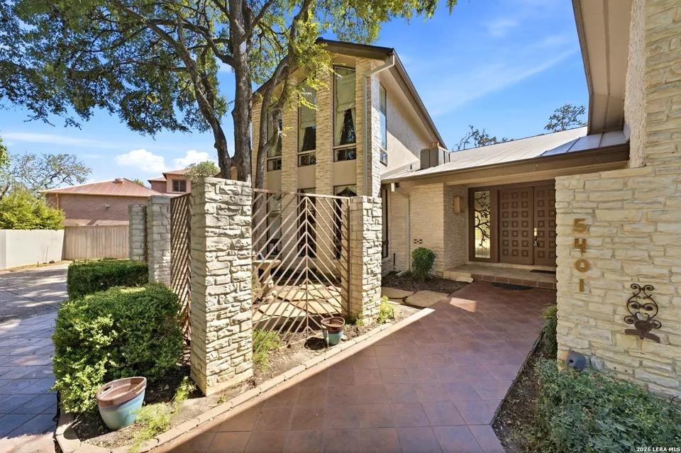 This $1.3 million home on a golf course in San Antonio is a '70s time capsule