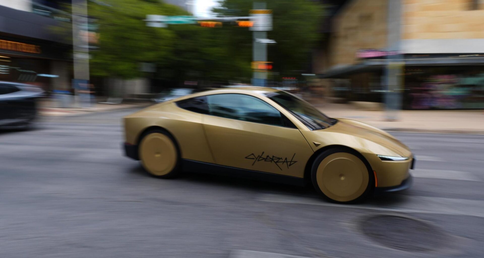 Feds open probe into Musk's steering-wheel-free taxis