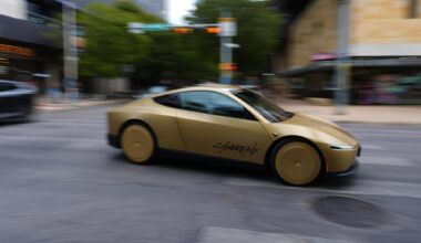 Feds open probe into Musk's steering-wheel-free taxis