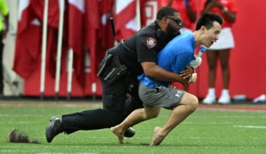 Fan runs onto field at Houston Cougars game, gets absolutely trucked by police officer