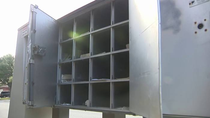 Northwest Side neighbors urging postal service to stop delivering mail to broken boxes