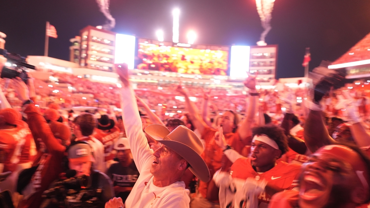 Texas stakes its claim for No. 1 in AP Top 25; Oregon set for a big fall and Michigan could return