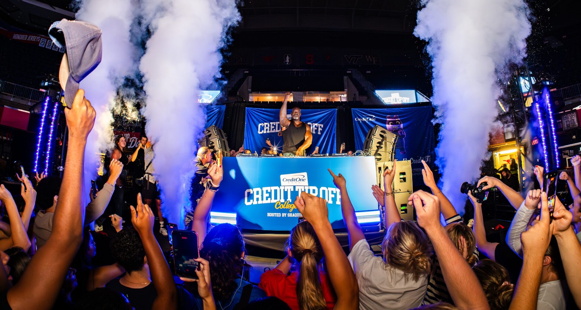 Shaquille O'Neal gives away $50,000 on Texas college tour