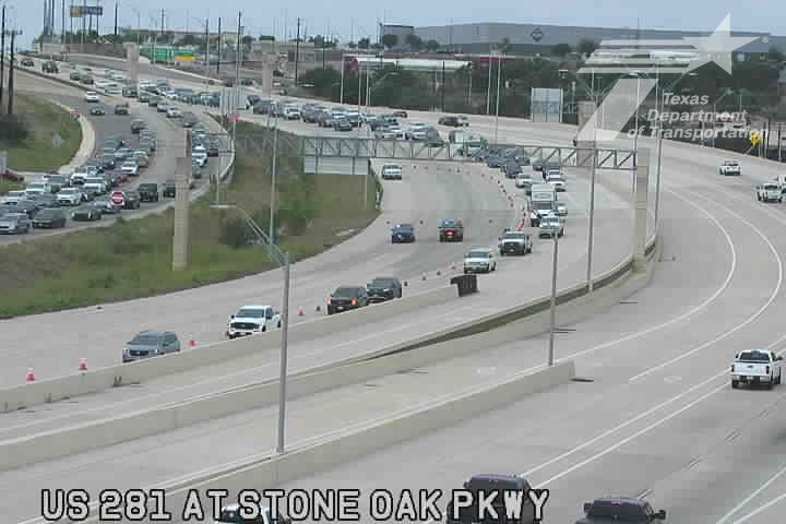 18-wheeler crash clogs traffic on major San Antonio highway