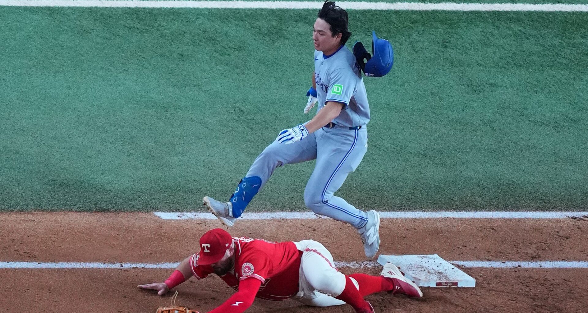 Corey Seager's RBI double helps Rangers beat sloppy Blue Jays 7-1 and close gap in playoff race