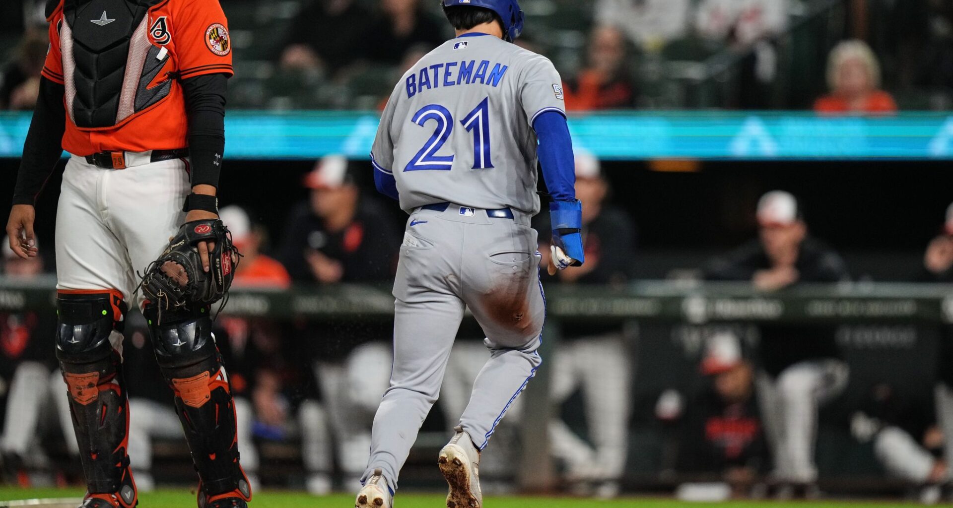 Blue Jays center fielder Brett Bateman injures hip while making sliding catch against Orioles
