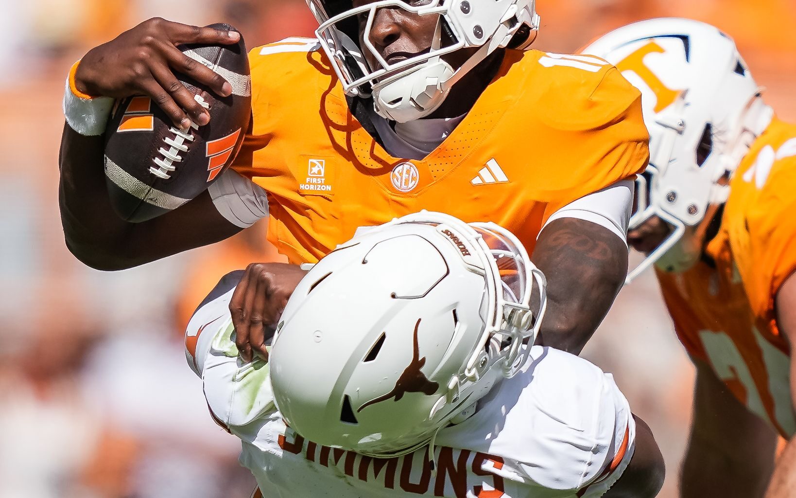 Simmons ties program record with 5 sacks as Texas beats Tennessee