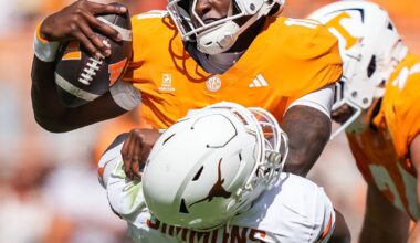 Simmons ties program record with 5 sacks as Texas beats Tennessee