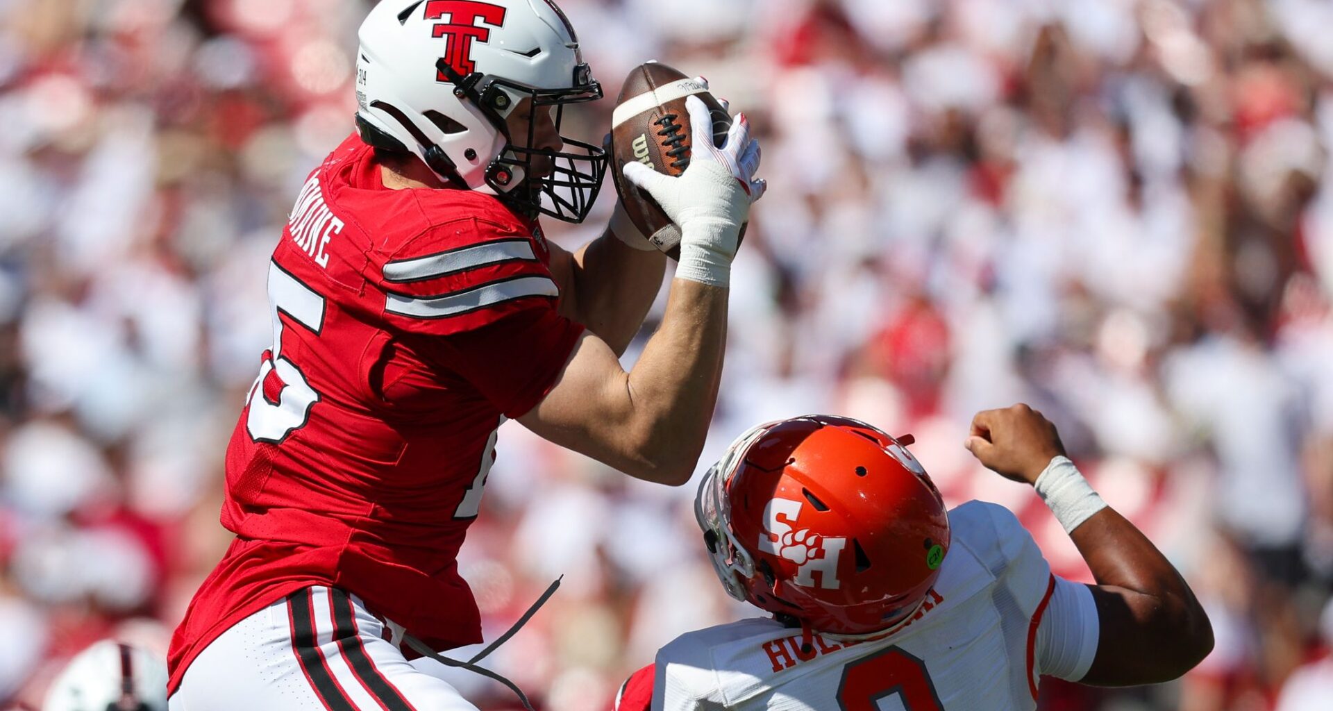 Double pick-6s: Texas Tech LB Austin Romaine returns 2 interceptions for TDs on consecutive passes