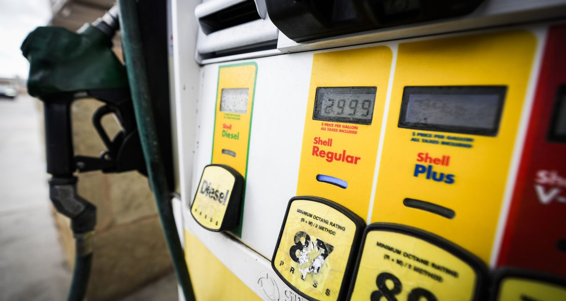 Houston gas prices rise to $3.87 per gallon as national average falls